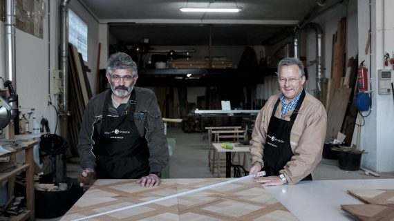 Fotografia de Angel Otero y ayudante. Carpinteros y ebanistas en Santiago de Compostela, España