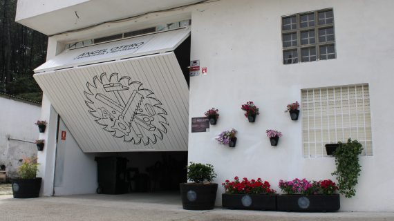 Fotografia del exterior del taller de carpinteria y enaisteria Angel Otero en Santigo de Compostela, España