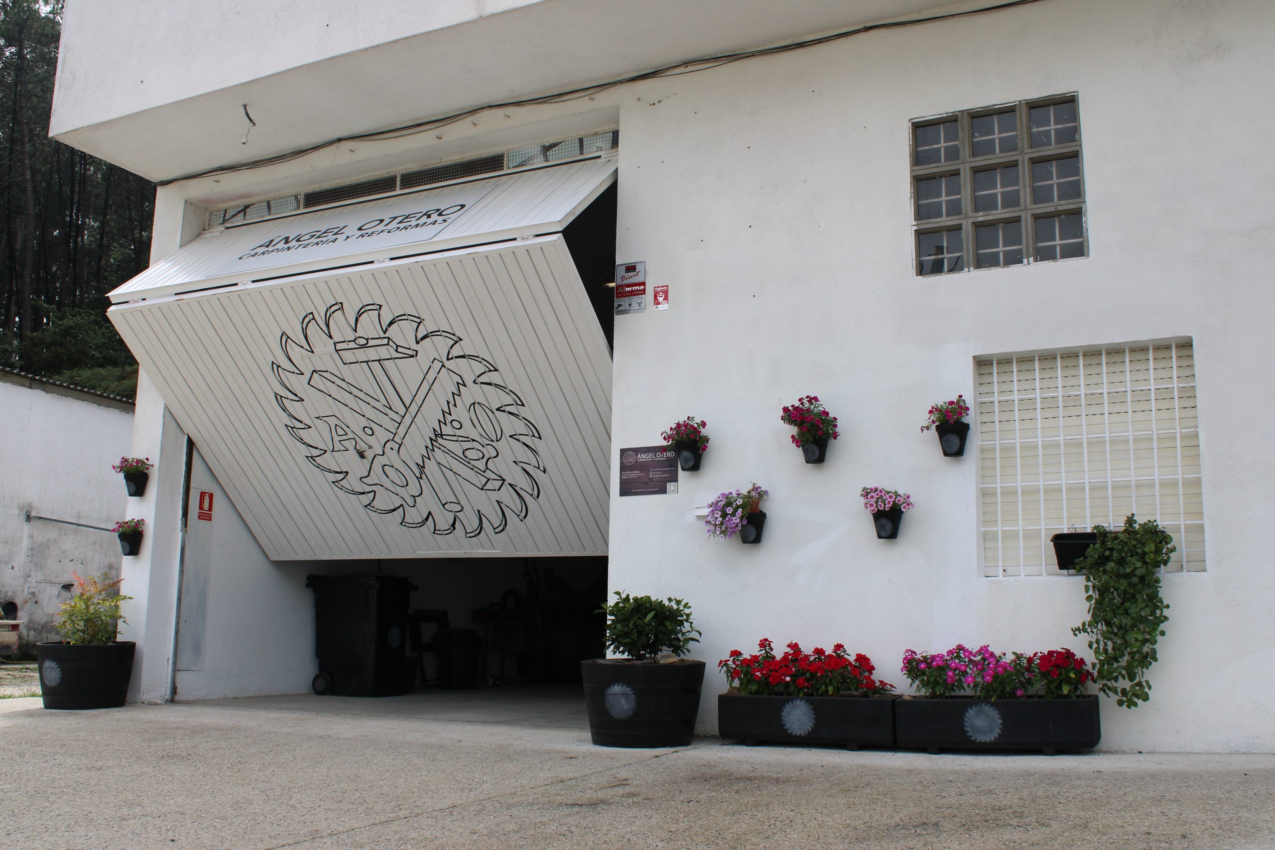 Fotografia del exterior del taller de carpinteria y enaisteria Angel Otero en Santigo de Compostela, España