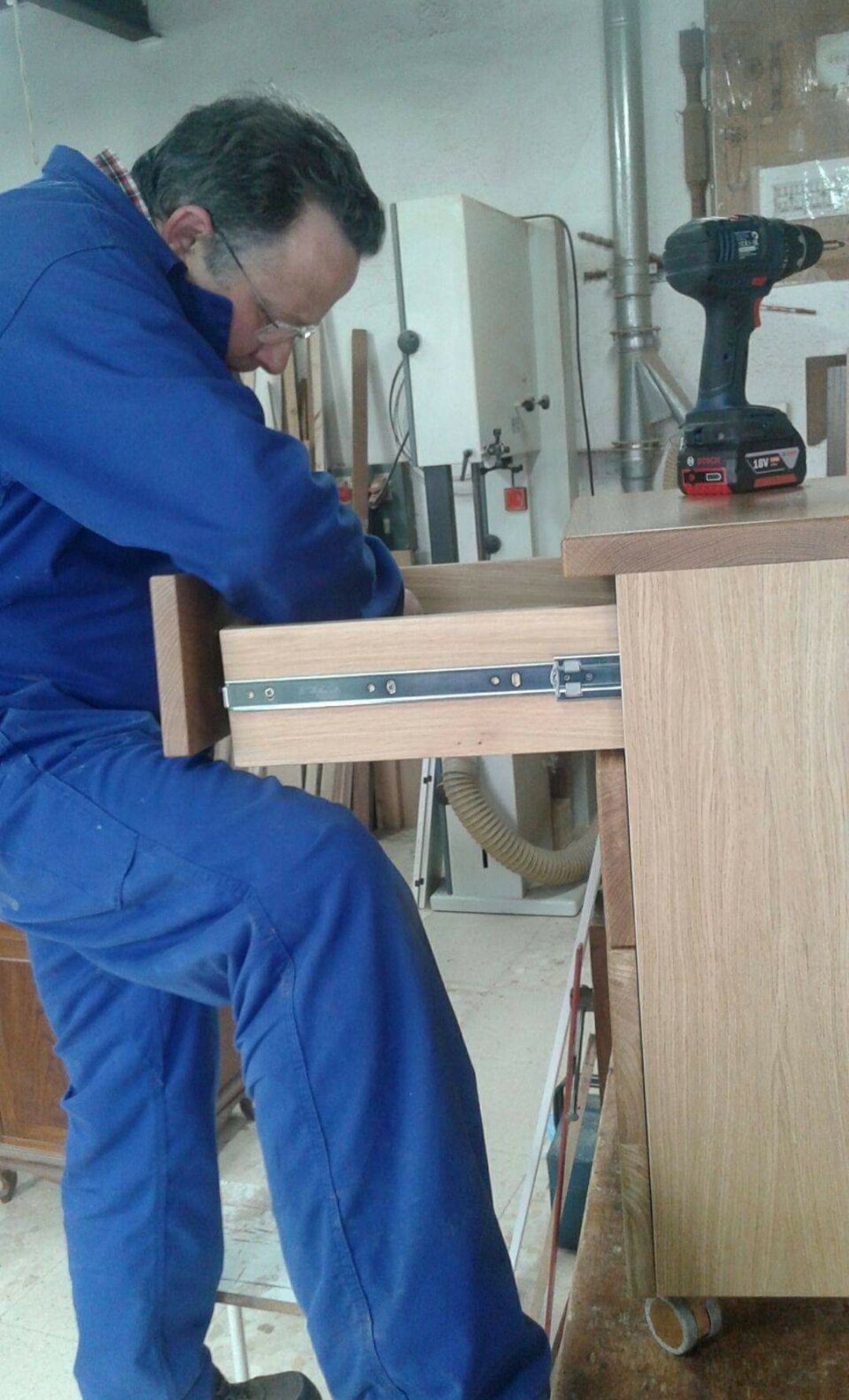 Fotografia de angel otero trabajando carpinteria a medida